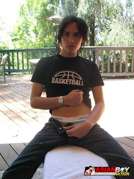 Oosterse jonge Jose Marcos trekt zijn pik buiten af