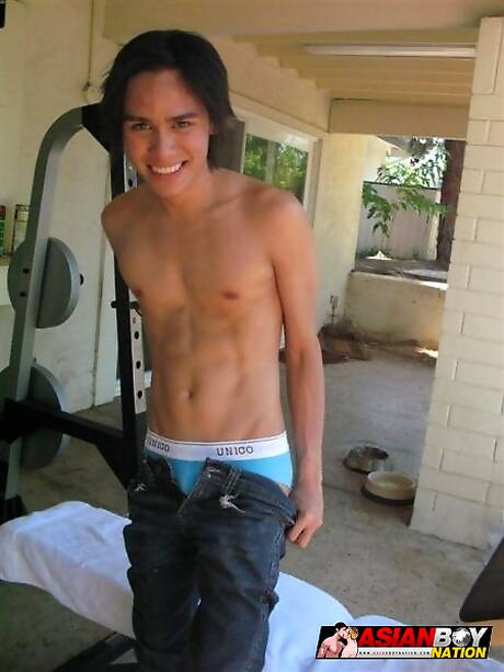 Oosterse jonge Jose Marcos trekt zijn pik buiten af