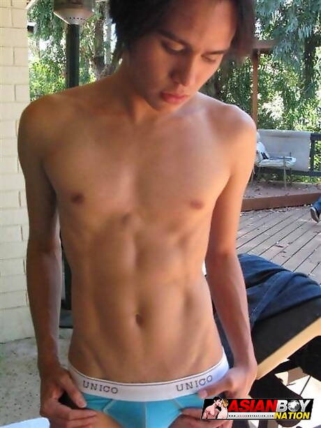 Oosterse jonge Jose Marcos trekt zijn pik buiten af