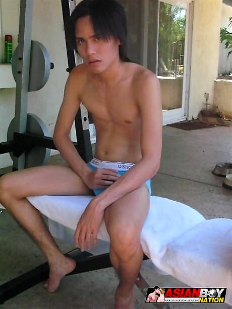 Oosterse jonge Jose Marcos trekt zijn pik buiten af