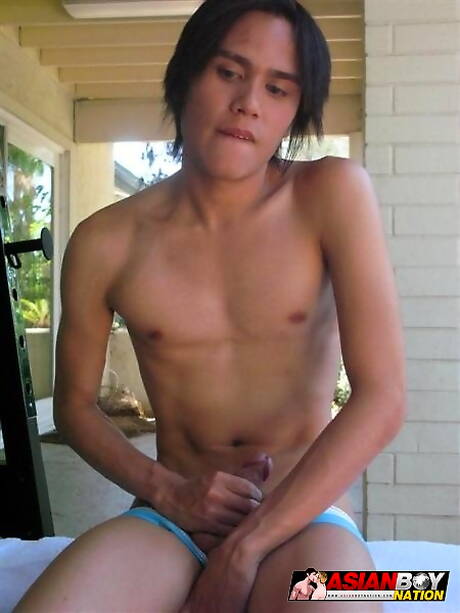 Oosterse jonge Jose Marcos trekt zijn pik buiten af