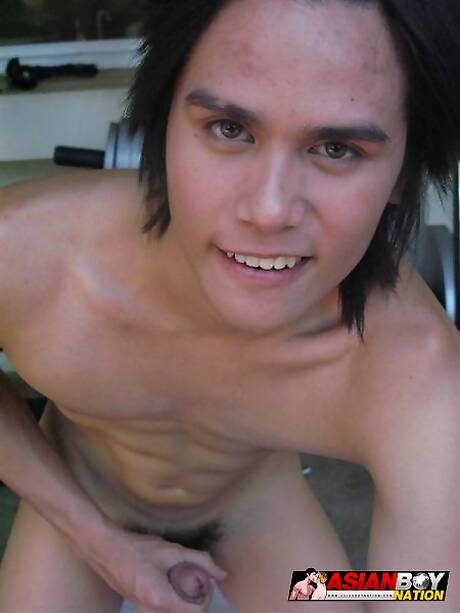 Oosterse jonge Jose Marcos trekt zijn pik buiten af