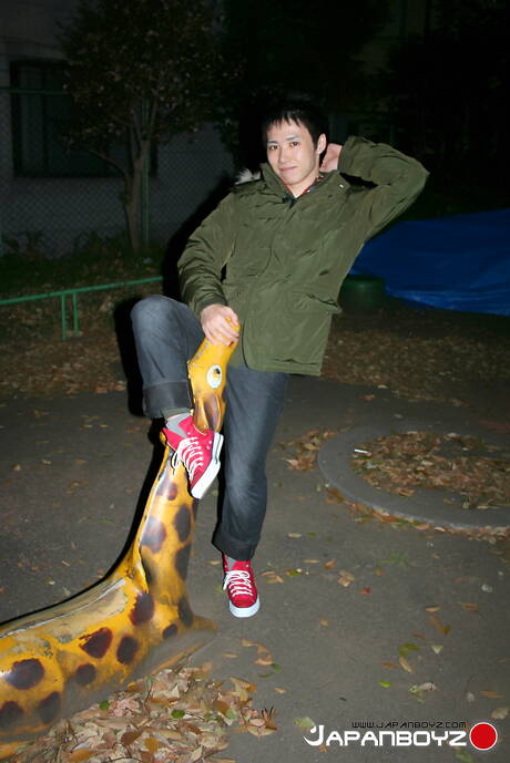 Der orientalische Twink Toraemon neckt draußen mit einem Spielzeug