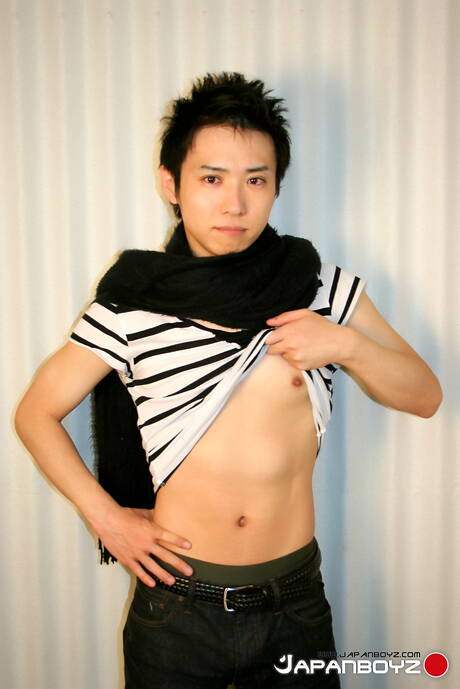 Der orientalische Twink Toraemon neckt draußen mit einem Spielzeug