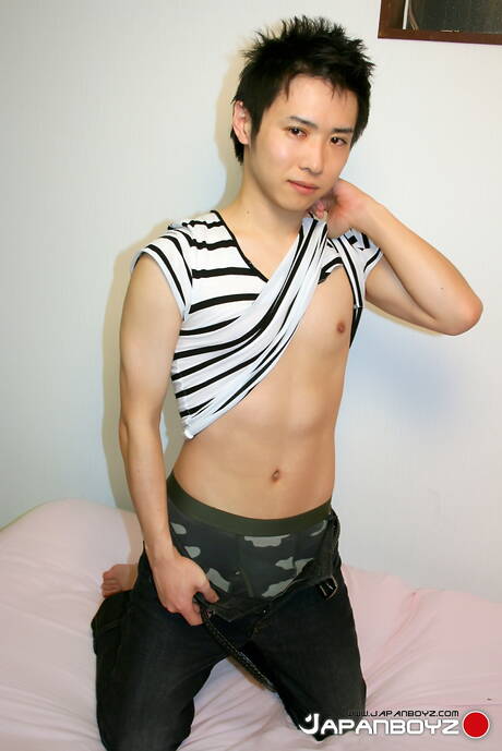 장난감으로 밖에서 놀리는 동양계 꼬마 토라에몽