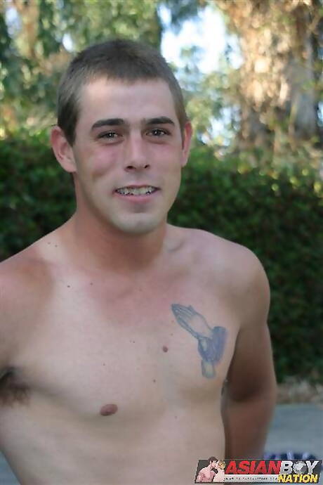 帥哥喬恩李和帥哥馬特伍茲在泳池裡享受了一場精彩的口交