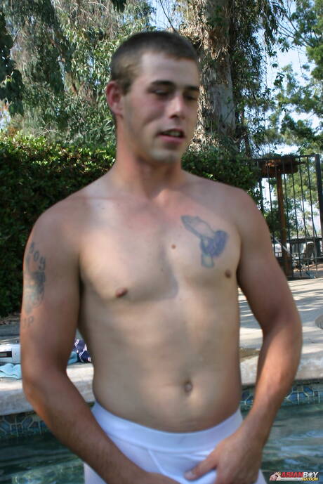 筋肉質なマット・ウッズがプールで美しい体を披露