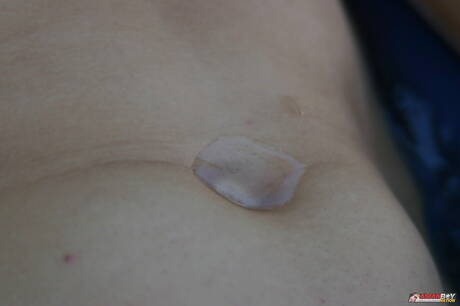 筋肉質なマット・ウッズがプールで美しい体を披露