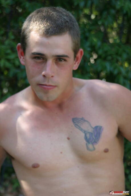 筋肉質なマット・ウッズがプールで美しい体を披露