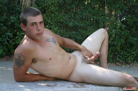 筋肉質なマット・ウッズがプールで美しい体を披露