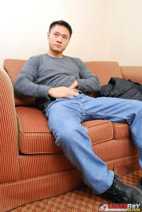 El semental asiático Jason Lee se masturba la polla