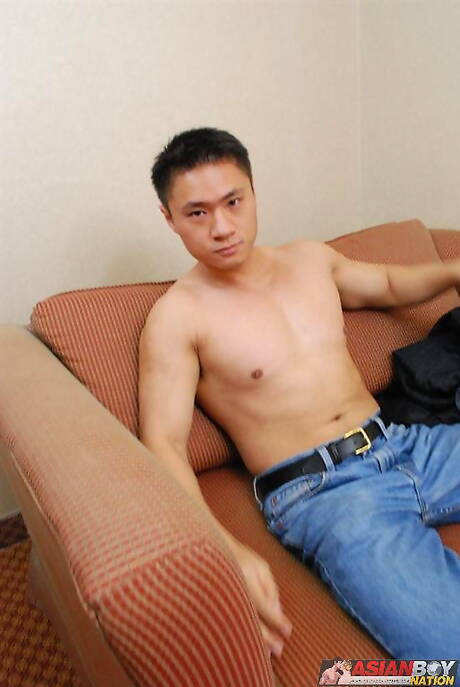 El semental asiático Jason Lee se masturba la polla