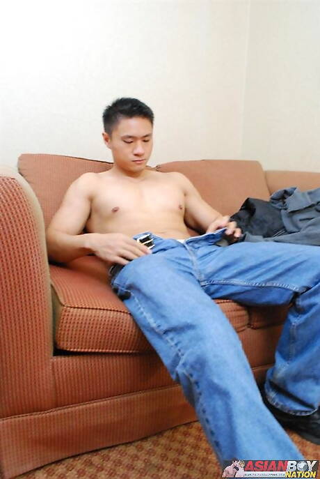 El semental asiático Jason Lee se masturba la polla