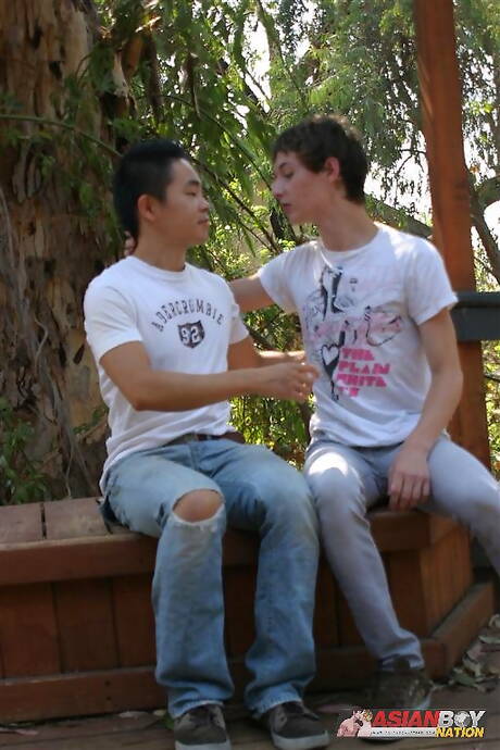 El hermoso chico Casper Young y el sexy amigo Jake Imura follan el culo después de chupar la polla al aire libre