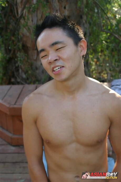 Der hinreißende Casper Young und der sexy Kumpel Jake Imura werden in den Arsch gefickt, nachdem sie im Freien einen Schwanz gelutscht haben