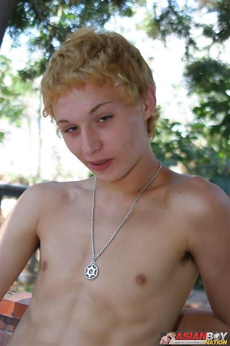 Mooie jongen Casper Young speelt buiten met pik