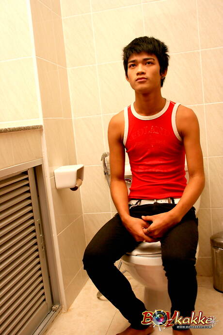 東方美少年 Paula 在浴室用假陽具自慰