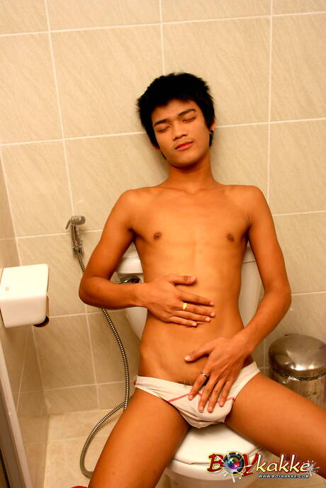 Hermoso chico oriental Paula masturbándose con un consolador en el baño