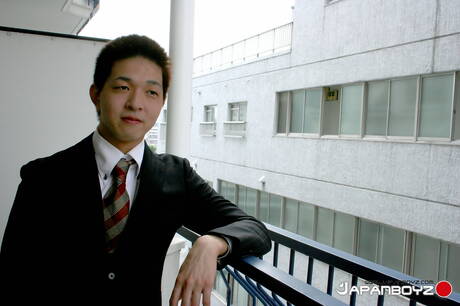 El semental asiático Atsushi Tanaka se burla de su polla al aire libre