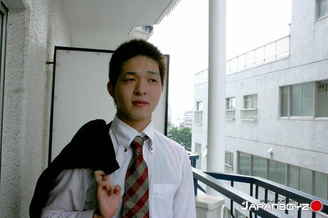 El semental asiático Atsushi Tanaka se burla de su polla al aire libre