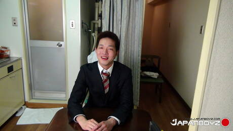 El semental asiático Atsushi Tanaka se burla de su polla al aire libre