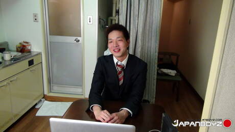 El semental asiático Atsushi Tanaka se burla de su polla al aire libre