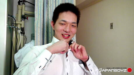 El semental asiático Atsushi Tanaka se burla de su polla al aire libre