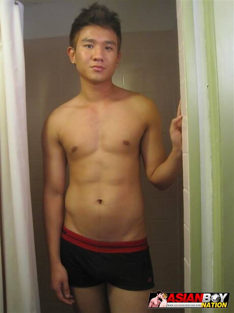 亞洲大力士 Jeremy Lee 在熱水淋浴中挑逗他的雞巴