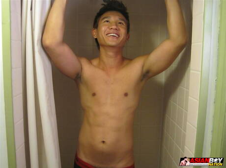 亞洲大力士 Jeremy Lee 在熱水淋浴中挑逗他的雞巴