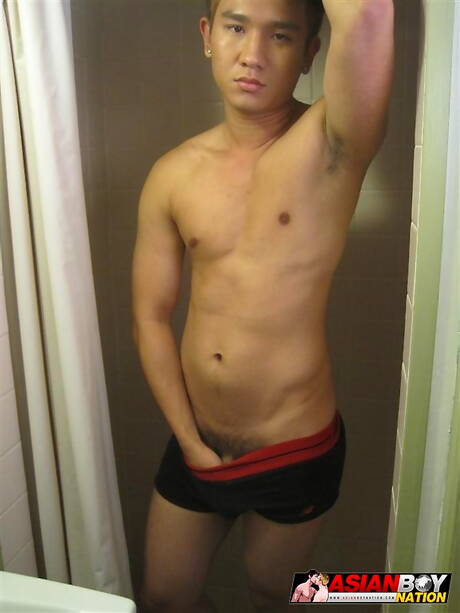 亞洲大力士 Jeremy Lee 在熱水淋浴中挑逗他的雞巴