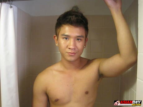 亞洲大力士 Jeremy Lee 在熱水淋浴中挑逗他的雞巴