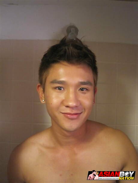 亞洲大力士 Jeremy Lee 在熱水淋浴中挑逗他的雞巴