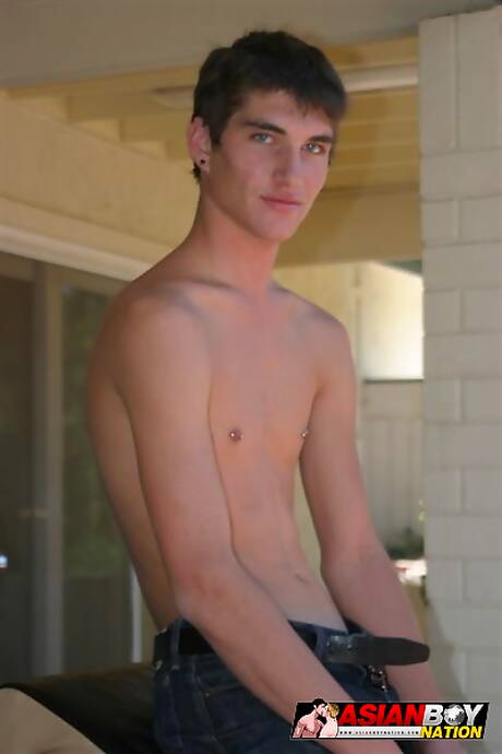 O garanhão Richard Jordan se masturba com brinquedo sexual