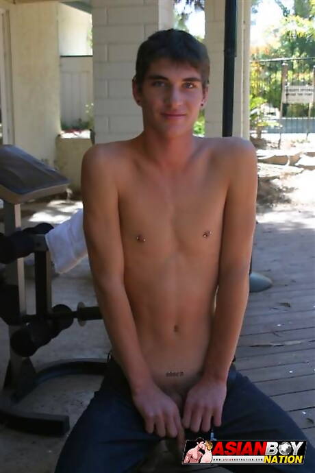 O garanhão Richard Jordan se masturba com brinquedo sexual