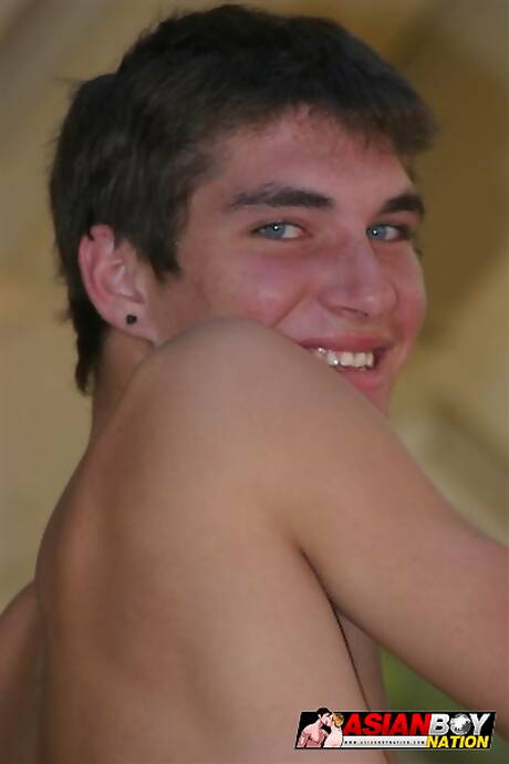 O garanhão Richard Jordan se masturba com brinquedo sexual