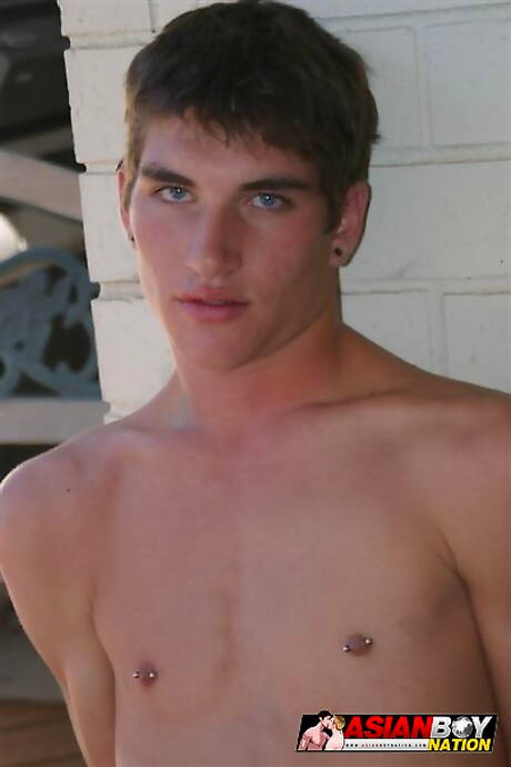 O garanhão Richard Jordan se masturba com brinquedo sexual