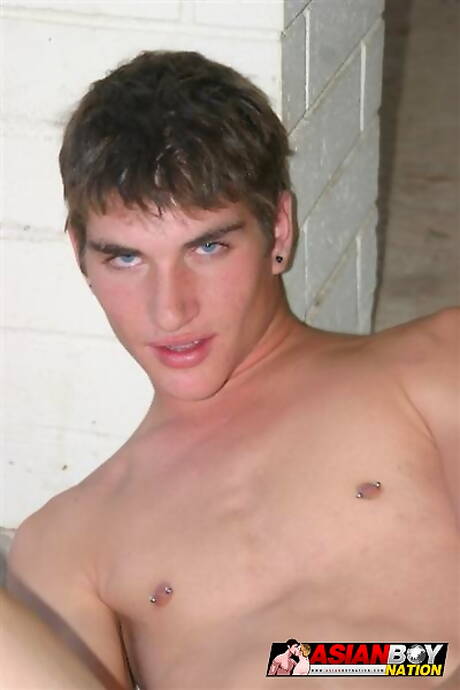 O garanhão Richard Jordan se masturba com brinquedo sexual