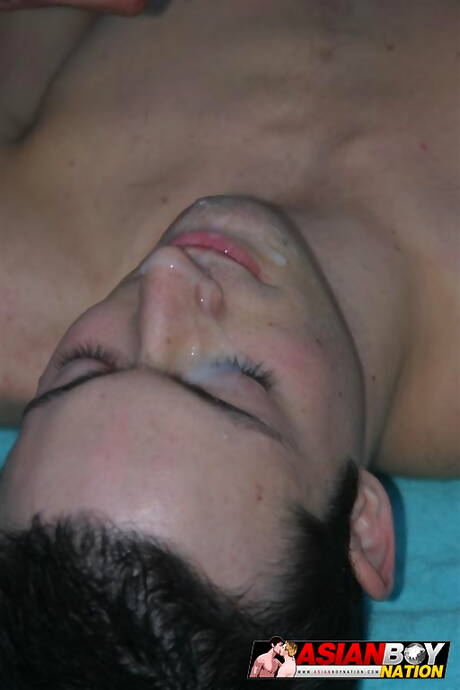 Twardziel Kevin Daniels i muskularny Trevor Tripp obciągają i ruchają się nawzajem na zewnątrz