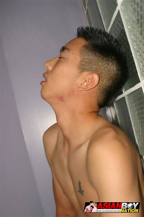 El joven asiático Trevor Tripp se masturba