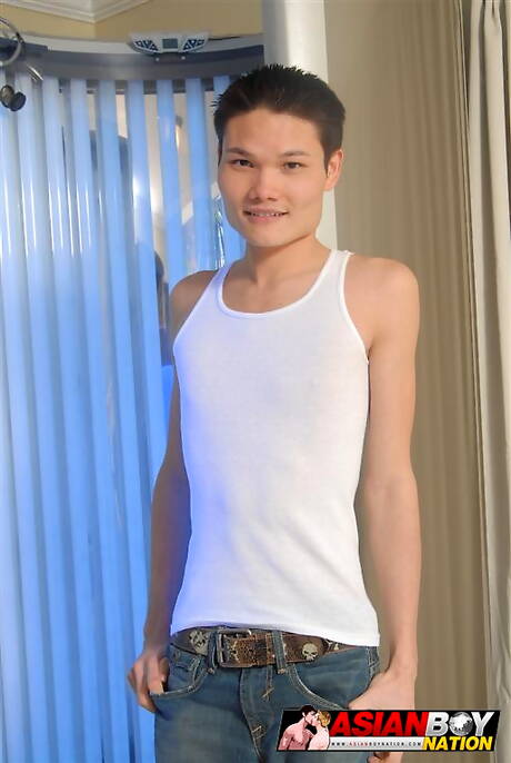 Oriental pretty boy Hahn Kim get naked and showing nice ass