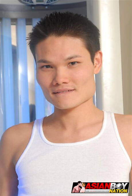 El guapo chico oriental Hahn Kim se desnuda y muestra su bonito culo.