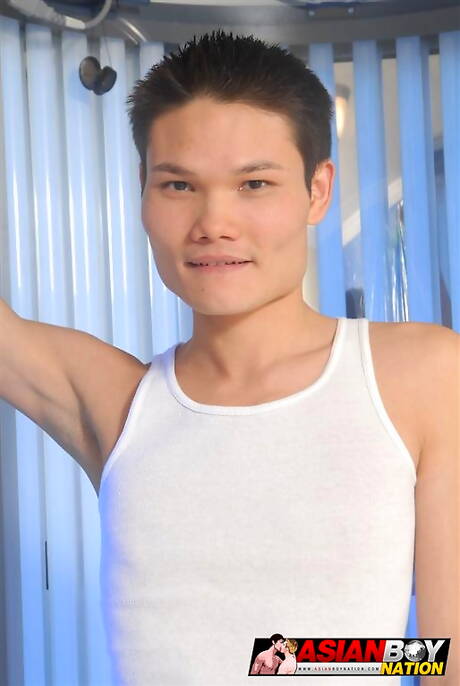 El guapo chico oriental Hahn Kim se desnuda y muestra su bonito culo.