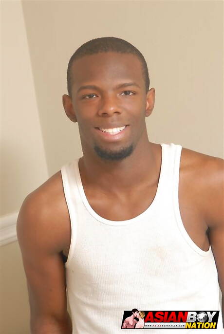 Zorro intrigante corpulento de ébano jugando con la polla