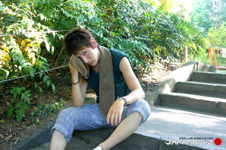 東方年輕帥哥 Seki Tabuchi 在戶外戲弄他的雞巴