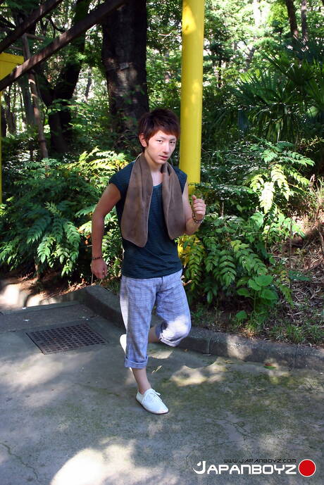 東方年輕帥哥 Seki Tabuchi 在戶外戲弄他的雞巴