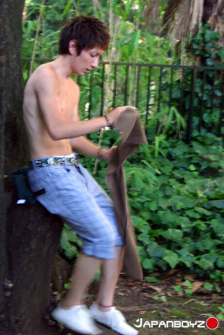 東方年輕帥哥 Seki Tabuchi 在戶外戲弄他的雞巴