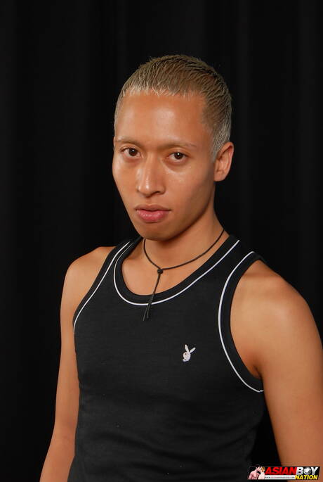 El joven asiático Ian Rivera se burla de su polla