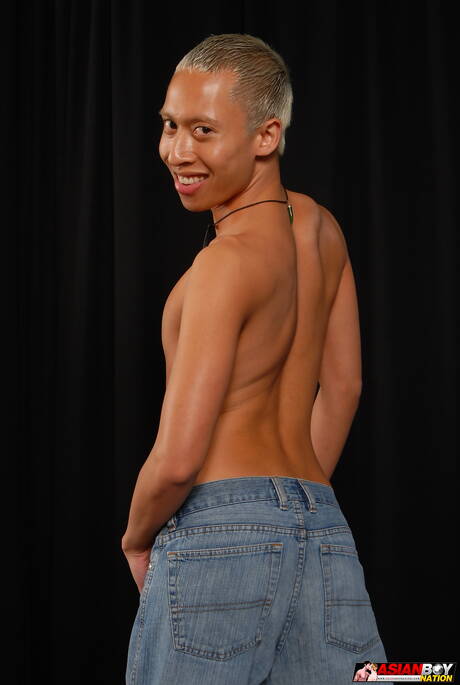 El joven asiático Ian Rivera se burla de su polla