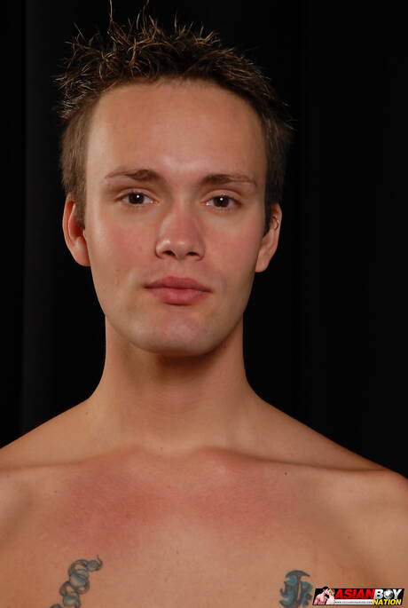 Twink Cole Sloan joue avec une bite