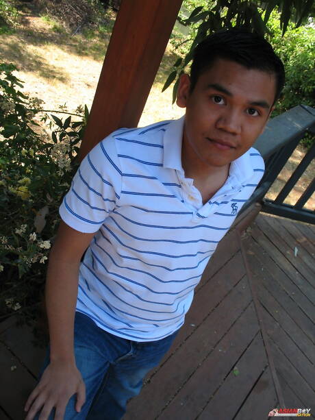 アジア人スタッドのギルバート・フローレスが屋外でチンポを弄ぶ